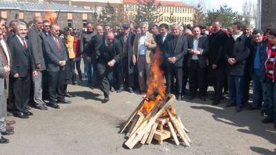 Nevruz ateşinin içine düşmekten son anda kurtuldu