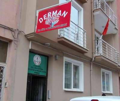 Down sendromlu öğrenciler için pastalı kutlama