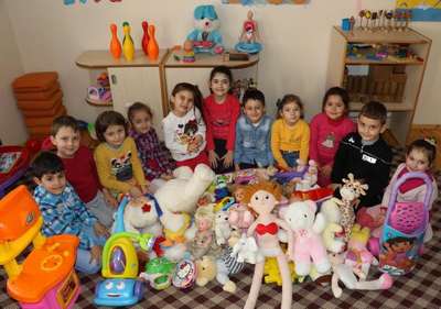 Bu kumbara köy çocukları için oyuncak topluyor