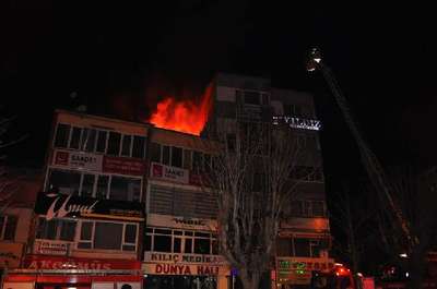 SP il merkezinin bulunduğu iş merkezindeki yangın korkuttu