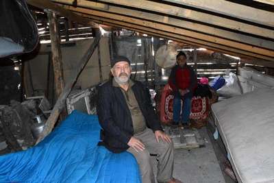 Evleri heyelanda zarar görünce çatıda yaşamaya başladılar