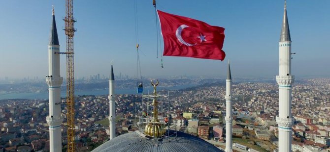 Dünyanın en büyük alemi takıldı