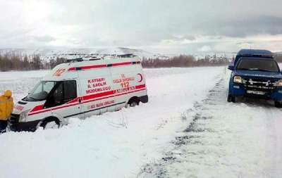 Jandarma, Kayseri’de buzlanan yolda kayan ambulansın imdadına yetişti