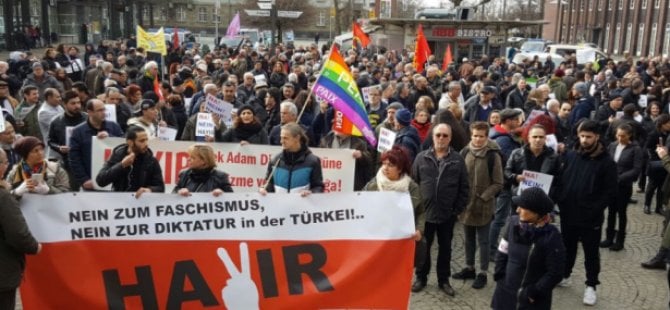 Binali Yıldırım Almanya'da protesto edildi