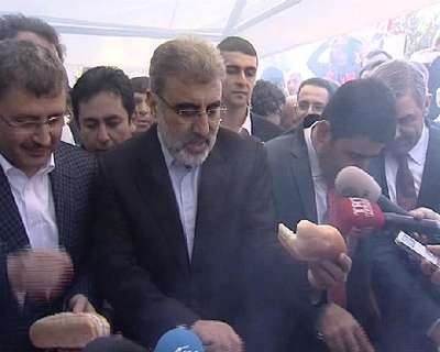 Enerji Bakanı Taner Yıldız Üsküdar'da sucuk-ekmek dağıttı