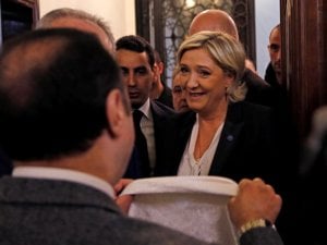 Le Pen, başını örtmesi istenince görüşmeyi iptal etti