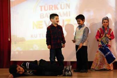 İlkokul çocuklarından sahnede bıçaklı ve  kurbanlı Nevruz