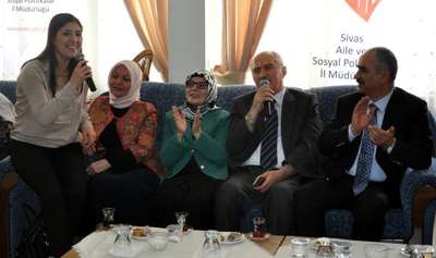 Sivas Valisi Barut, yaşlılara türkü söyledi