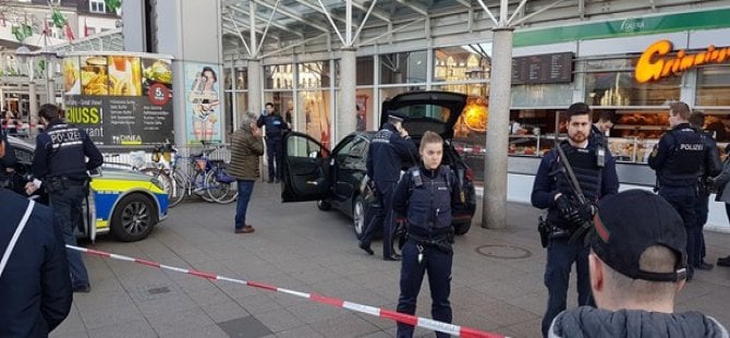 Almanya'da araç yayaların üstüne sürdü: 1 ölü