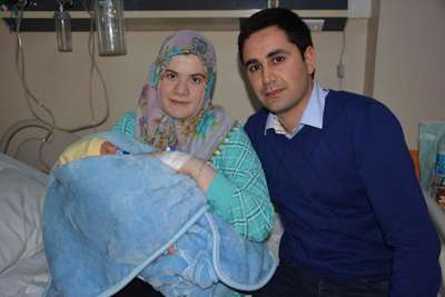 Ayağı kırılan anne erken doğum yaptı