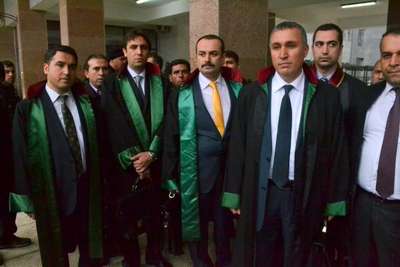 YASA DIŞI DİNLEMEDEN GÖZALTINA ALINAN POLİSLER ADLİYEDE (2)