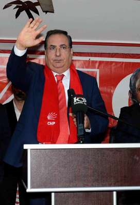 Mersin'de ihale operasyonu: 40 gözaltı, eski başkan Özcan aranıyor