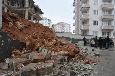 İSTİNAT DUVARI OTOMOBİLİN ÜZERİNE ÇÖKTÜ