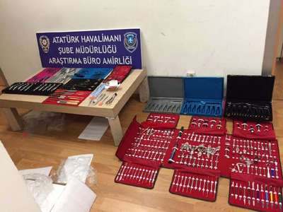 Atatürk Havalimanı'nda polis kaçak platin ve dişçilik malzemesi yakaladı