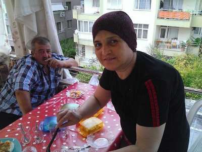Karnına bıçak saplayarak intihar etti