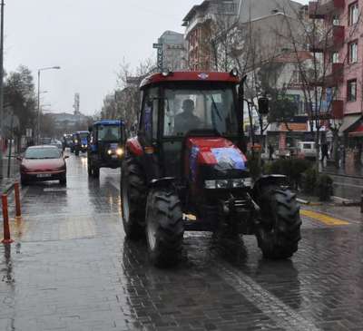 Traktör konvoyuyla seçim turu