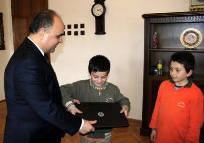 Başbakan Davutoğlu, bilgisayar sözünü yerine getirdi