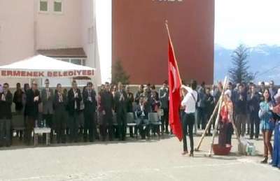 Bayrak geçişi sırasında ayağa kalkmayan Milli Eğitim müdürünün 'Başı dönmüş'