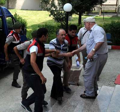 Eşi ve oğlunu öldürmekle yargılanan başhekime tahliye