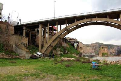 Hasankeyf Köprüsü'nden uçan kamyonette 4 kişi yaralandı