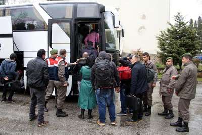 Minibüsleri arızalan kaçakları jandarma yakaladı
