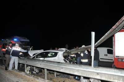 Yarışan otomobiller kaza yaptı: 1 ölü, 1 yaralı