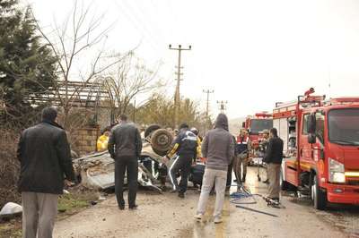 GAZİANTEP'TE OTOMOBİL DEVRİLDİ: 4 YARALI