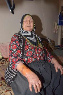 76 yaşındaki kadının düğün hediyesi bileziğini gasp ettiler