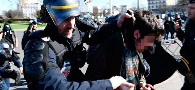 Liseli gençlerden 'polis şiddetine hayır' protestosu