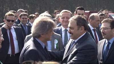 Bakan Eroğlu, önce fidan dikti sonra ateşin üzerinden atladı