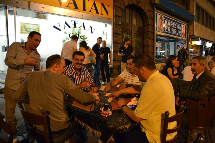 Sokak ortasında okey