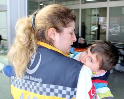 Otomobilin çarptığı anne ve oğlu yaralandı