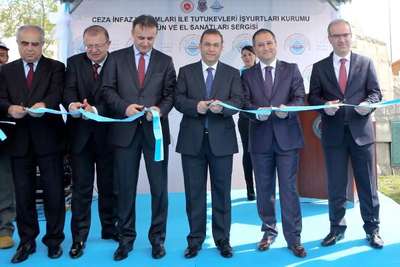 52 cezaevindeki mahkumların eserleri Antalya'da sergileniyor