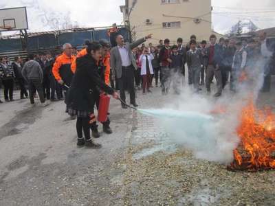 Hakkari'de okulda deprem ve yangın tatbikatı