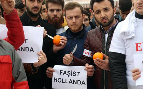 Hollanda asıl şimdi korksun: AKP’liler portakal sıkıp, suyunu içtiler
