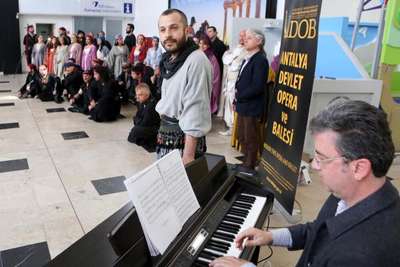 Havalimanında 'flashmob'lu opera tanıtımı