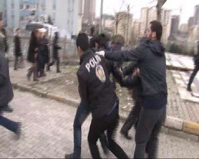 Park alanındaki okul inşaatına karşı eylem yapanlara polis müdahalesi