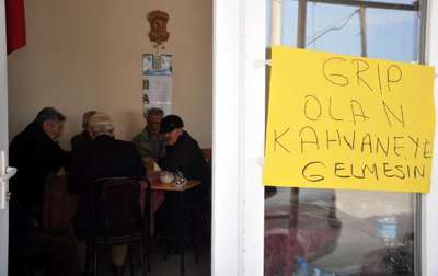 Kahvehaneye, 'grip olan gelmesin' yazısı