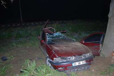 Ağaca çarparak duran otomobilinde ağır yaralandı