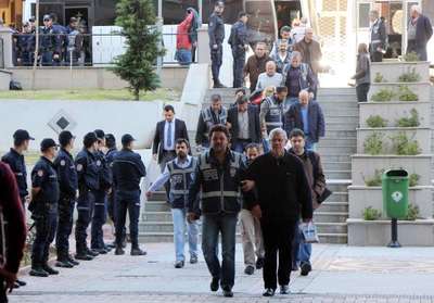 Mersin'de  34 belediyeci adliyeye sevk edildi, başkan aranıyor
