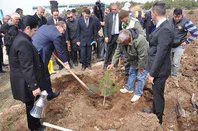 Uşak'ta gönül elçileri 2 bin fidan dikti