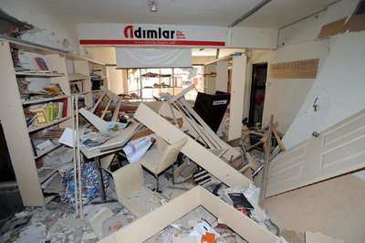 Patlama yaşanan dergi ofisi içeriden görüntülendi