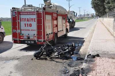 Seyir halindeyken yanan motosiklet demir yığınına döndü