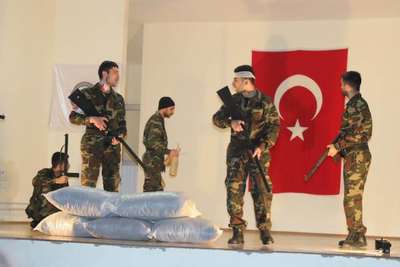 İnfaz koruma memuru yazdı, mahkumlar oynadı