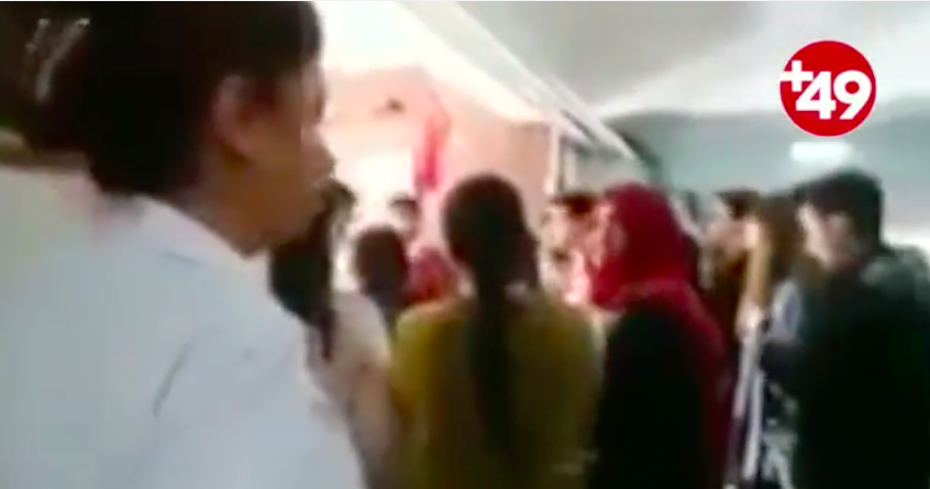 Öğrencileri zorla 'Evet' paneline götürdüler