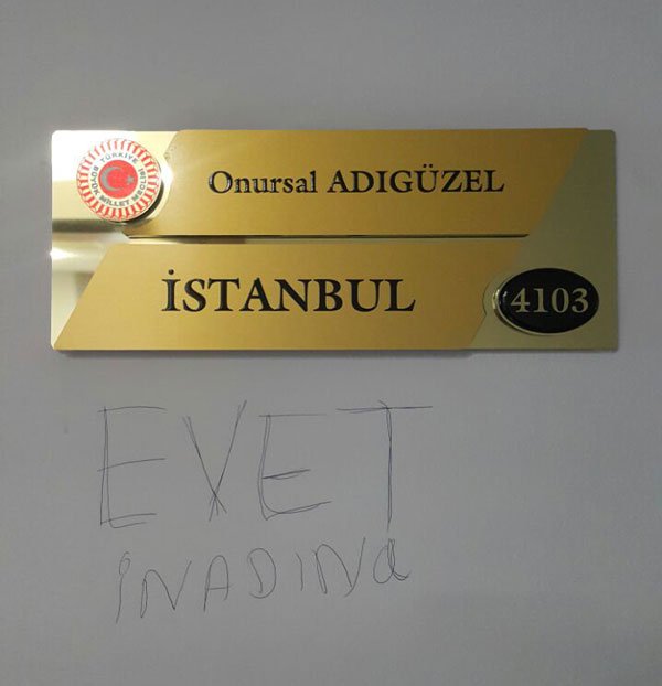 CHP'li vekilin kapısına yazdılar