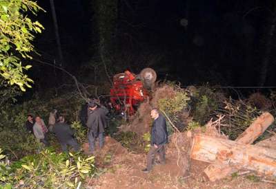 Yol çöktü, tomruk kamyonu uçuruma yuvarlandı: 1 ölü, 3 yaralı