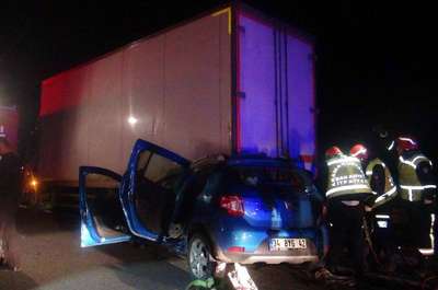 Kazaya yardım için duran kamyonun altına girdi: 1 ölü, 2 yaralı
