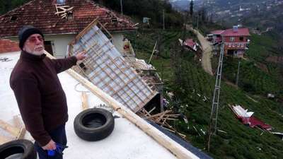 RİZE’DE FIRTINA ÇATILARI UÇURDU, AĞAÇLARI DEVİRDİ