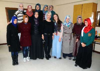 Midyatlı kızlar, kuaförlük, makyaj ve cilt bakımını öğreniyor